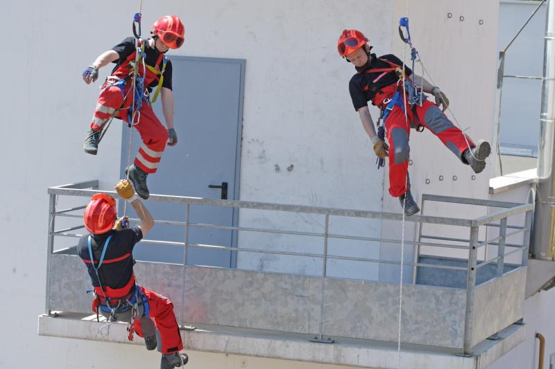 Le sauvetage des deux pompiers commence