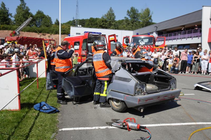 La dcoupe du pare-brise se poursuit