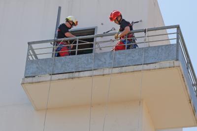 Deux pompiers contrlent la bonne descente du brancard
