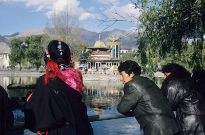Lhasa, Tibetans at leisure