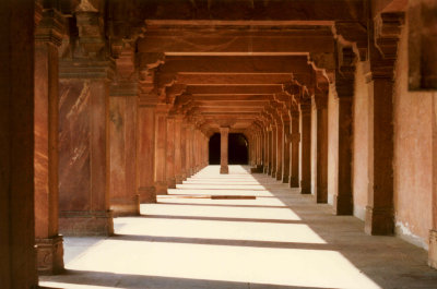 Fatehpur Sikri. Arcade in het Jodhabai