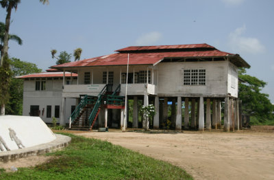 The former office of the plantation/factory.  -  Vroeger  het kantoor van de plantage/fabriek