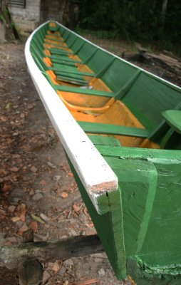 Constructing traditional canoes (korjalen) is the main source of incom at Haarlem.