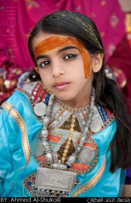 Omani girl having Henna on her hair