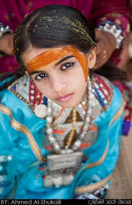 Omani girl having Henna on her hair