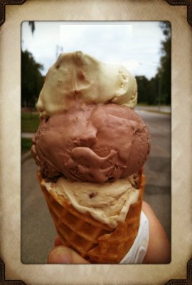 The icecream had to match the frame. Walnut, pistagio and chocolate was a good match!
