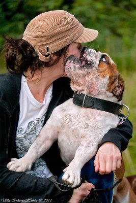 24/8 Otti , the english bulldog, likes Hanna. In the wet kisses way ;O)