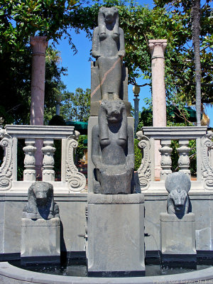 fountain 2 at hearst castle californien 2084.jpg