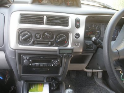 Mitsubishi Shogun Sport factory radio with Parrot CK3100.jpg