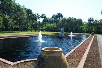 Des fontaines donnent vie aux jardins.