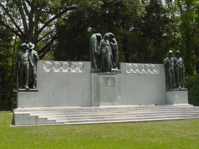 Confederate Monument - Dedicated in 1917  (Click on photo to see caption, which gives more details about this monument.) 