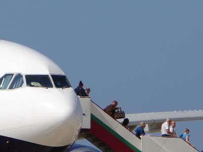 Passageiros saindo do Avio // Passengers leaving the Plane