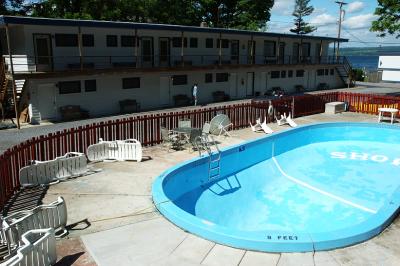 0057 : Empty pool at the Showboat motel