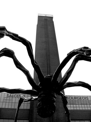 Maman - spider outside Tate Modern, by Louise Bourgeois