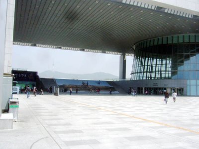 The National Museum of Korea, special exhibitions at left