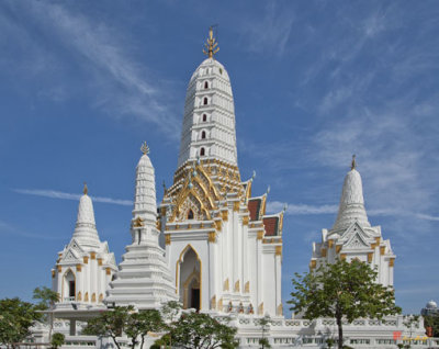 Wat Phitchaya Yatikaram Prangs (DTHB1186)