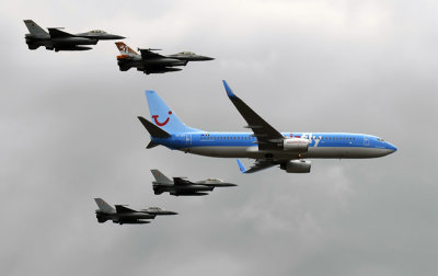 F 16's escorting Boeing 737