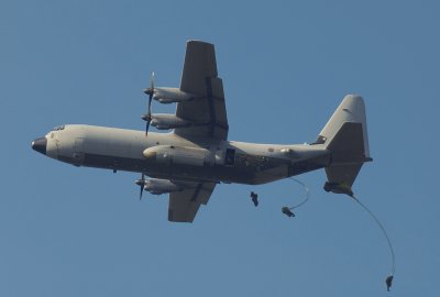 C-130 Herculus dropping airborne soldiers