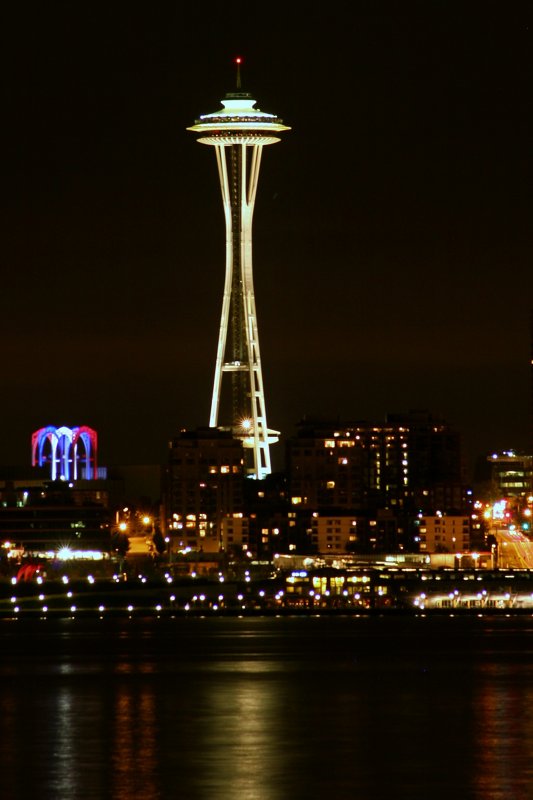 Seattles space needle at night closer