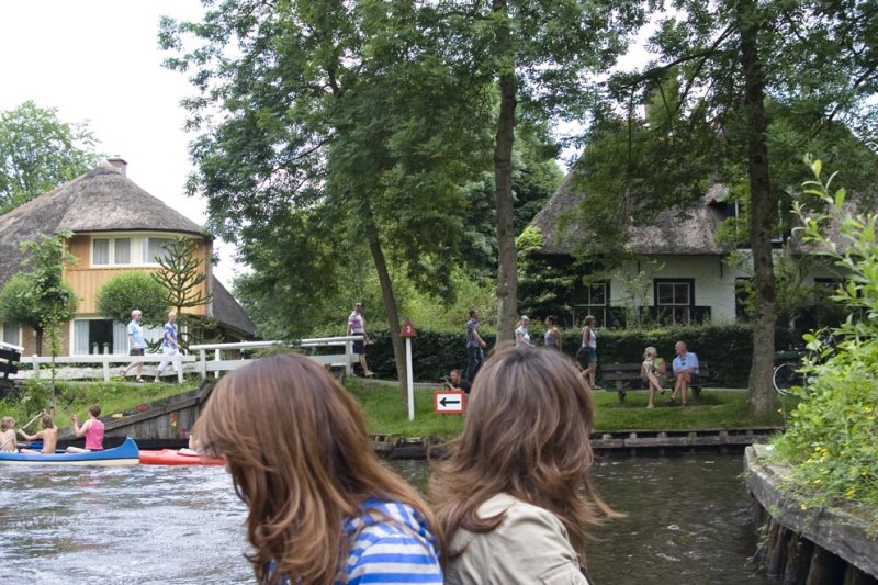 Giethoorn,..which way to go?