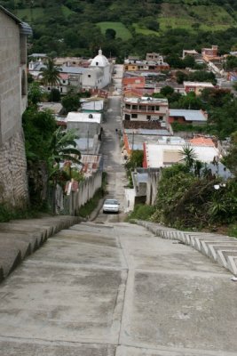 Calles Empinadas Caracterizan el Poblado (160 escalones)
