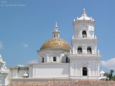 Vista Lateral de la Cupula y Torre de la Basilica