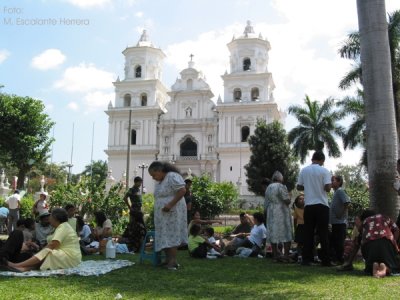 Luego de Misa los Peregrinos Almuerzo o Descanso en los Jardines