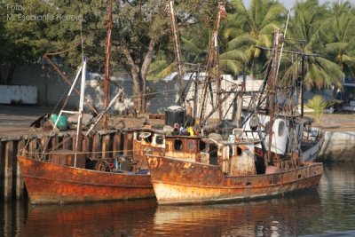 Barcos Abandonados Anclados en el Canal de Chiquimulilla