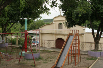 Iglesia y Parque Infantil en los Alrededores del Poblado