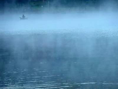 Un pcheur dans la brume matinale - A fisherman in the morning mist