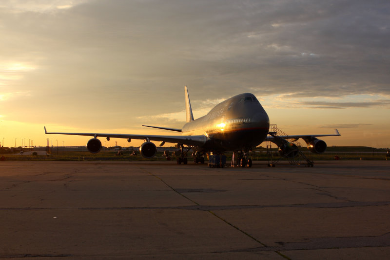 ChicagoIL  Sun Sets On A  UAL B-747-400 At The Hanger  7-14-09  759 PM.JPG