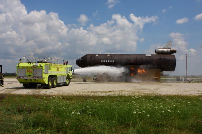 ChicagoIL Crash Truck 658 Slams Water On Engine Fire7-27-09 1108 AM.JPG