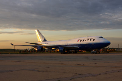 ChicagoIL     UAL B-747-400 N199UA  Sit At Hanger  As Night Falls 7-14-09  759PM.JPG