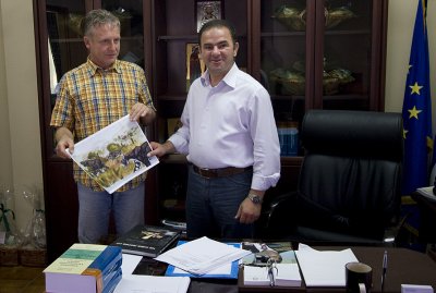 Wilrie van Logchem presenting a painting by Remie Bakker to the mayor of Milia