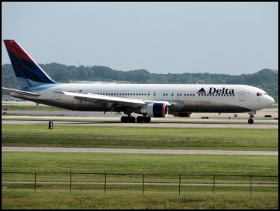 Delta Air Lines Boeing 767-332 (N1402A)