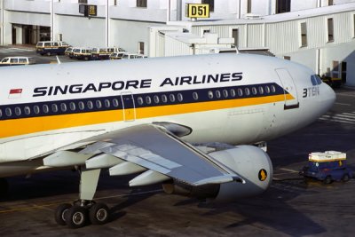SINGAPORE AIRBUS A310 200 SIN RF 066 28.jpg