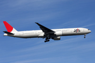JAPAN AIRLINES BOEING 777 300ER JFK RF IMG_3796.jpg