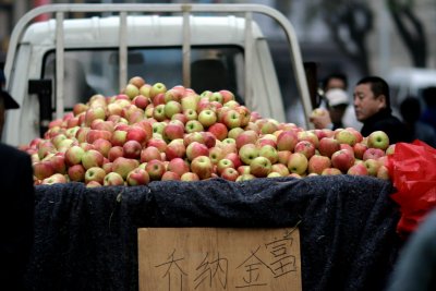 famer come selling apples on his truck