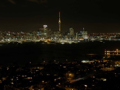 Auckland at Night fr.jpg