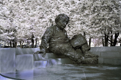 Albert Einstein Monument.jpg