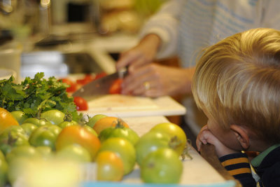 Simon learns tomato techniques