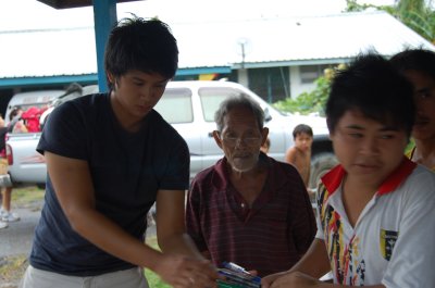Justin giving away stationaries in Rumah Limbang