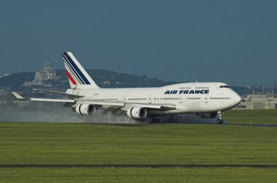 Boeing 747 full reverse on wet runway. Montreal