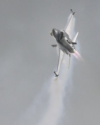 F16 pulling turn