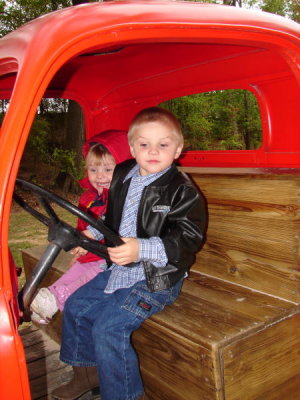 Madison/Austin in Truck, Zoo, 10-12-2006 (#33)