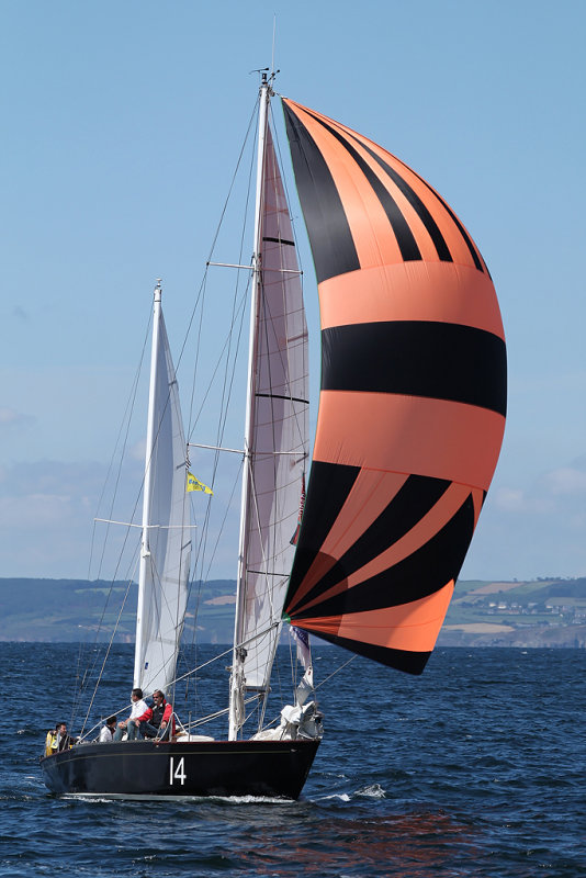 Pen Duick II sous spi arrive sur Douarnenez le jeudi 17 juillet 2008