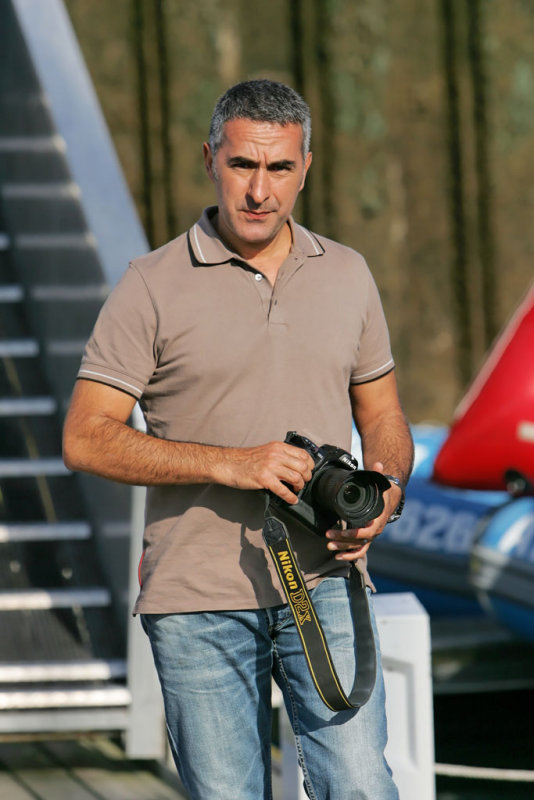 Yvan Zedda, un grand photographe de voile installé à Lorient. Il est le photographe exclusif de Groupama