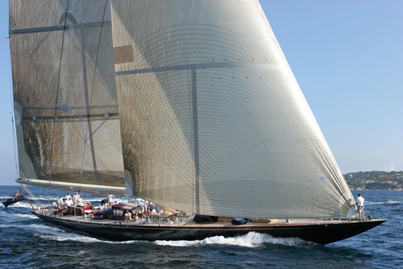 Arrivée de Velsheda. Il s'agit d'un voilier de la J class lancé en 1933 par le chantier Nicholson.