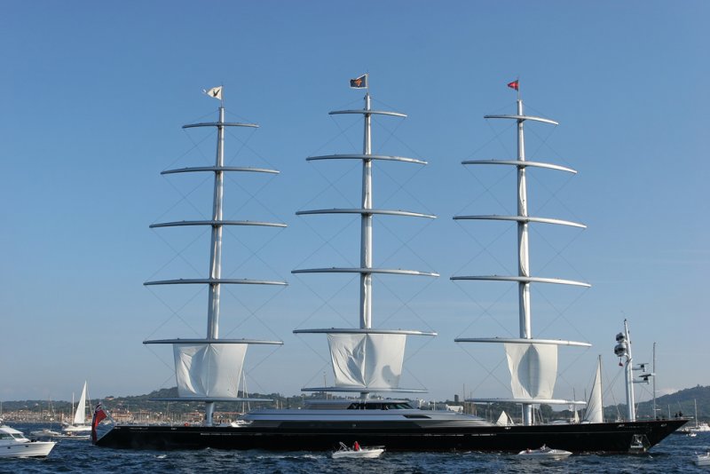 Arrive du Maltese Falcon, le plus grand voilier du monde, dune longueur de 88 m !