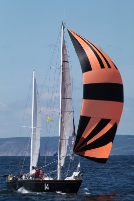 Pen Duick II sous spi arrive sur Douarnenez le jeudi 17 juillet 2008